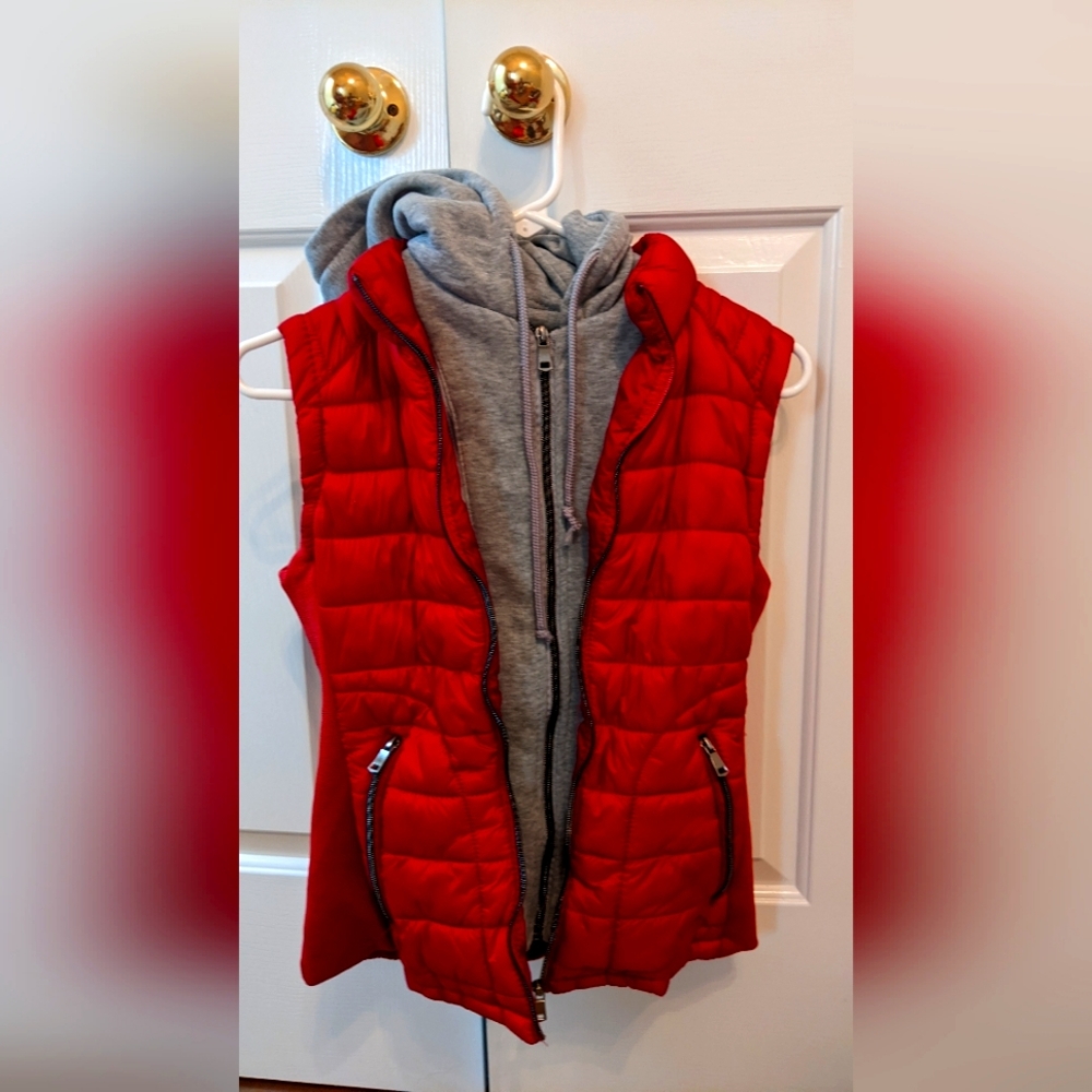 Get it before Goodwill does!Insulated vest, tailored fit, small
